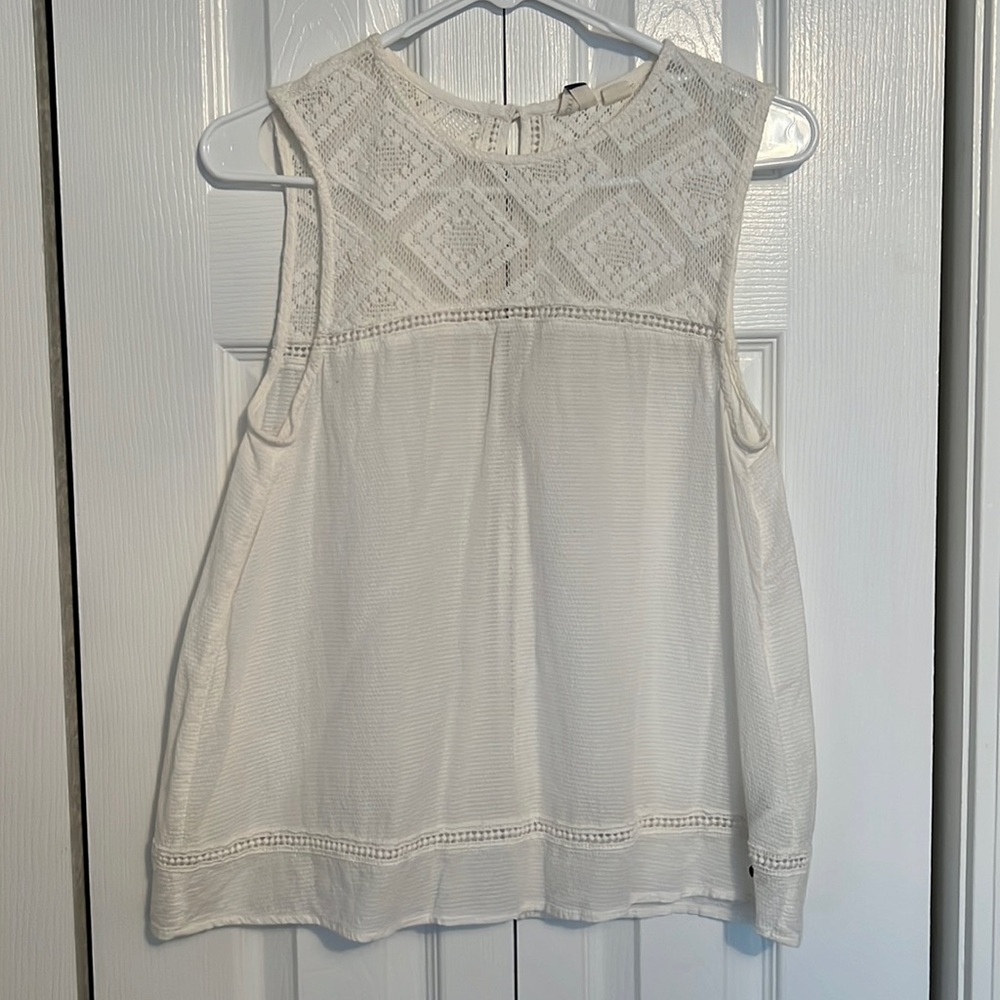 Cute summer vibe top with lace and open back